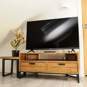 Appartement Luxury 5 Star - Parking, Garden, Nr Greater Metro Stations, Londen